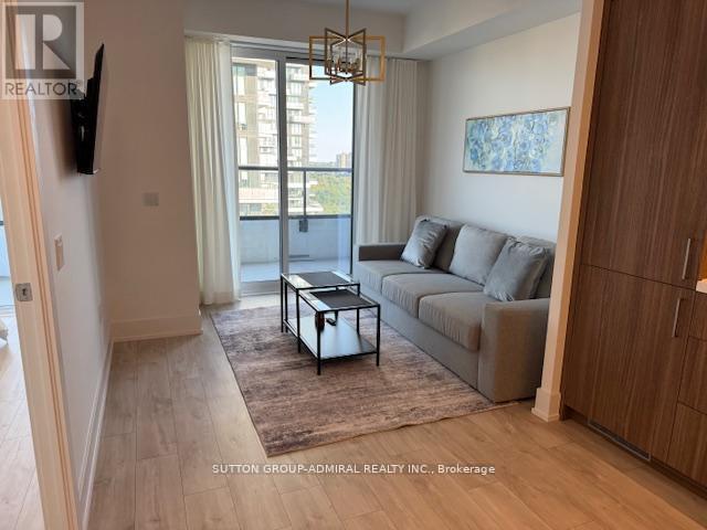 Building Photo - 10 Inn On The Pk Dr