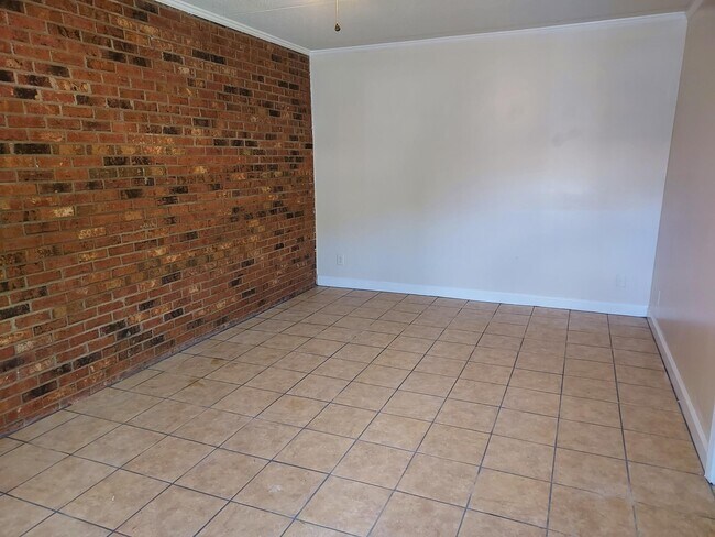 Building Photo - 328 S Cherry St