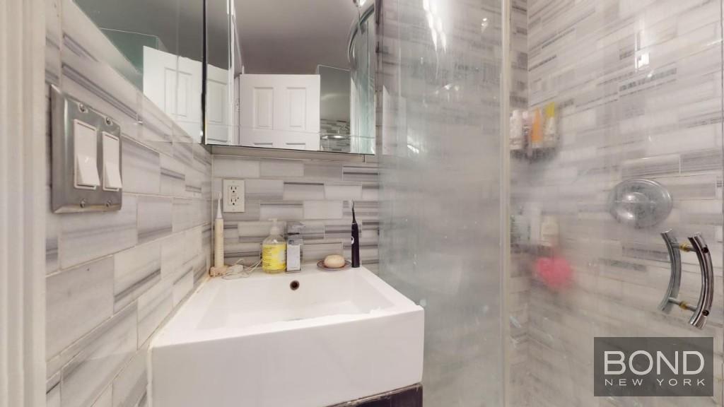 Foto del edificio - 422 E 9th St