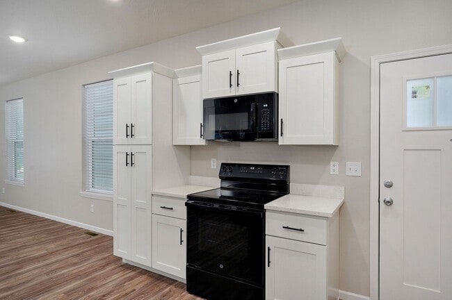 Building Photo - 307 S Florence Ave