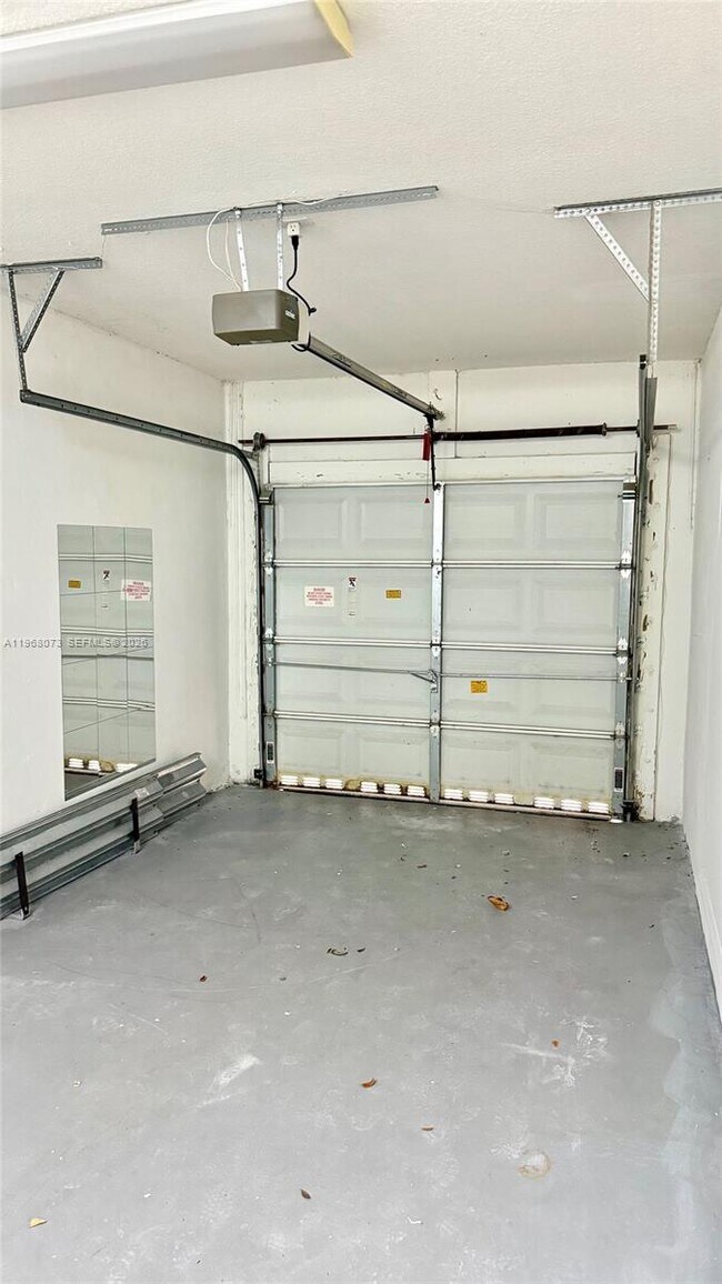 Foto del edificio - 3323 NE 11th Dr