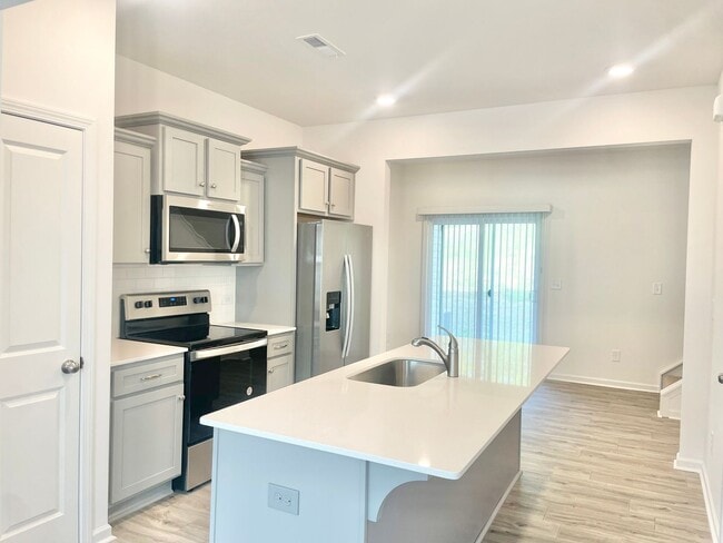 Building Photo - BEAUTIFUL 2 br 2.5 ba townhome, close to I-85, dining and shopping