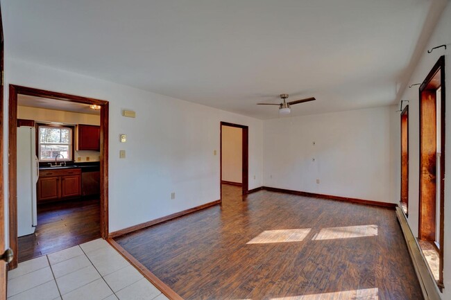 Foto del edificio - **Charming 3-Bedroom Home with Expansive B...