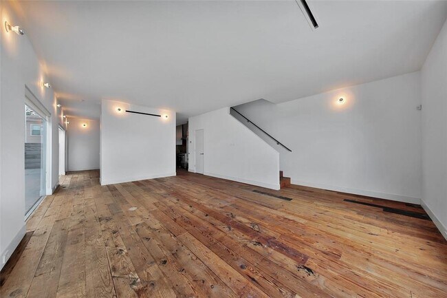 Building Photo - 224 W 25th St