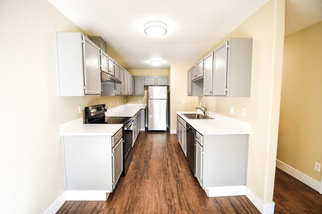 Building Photo - Newly Updated 2 Bedroom 1.5 Bath Townhouse...