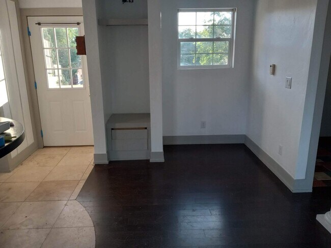 Building Photo - 1416 Elm Ave