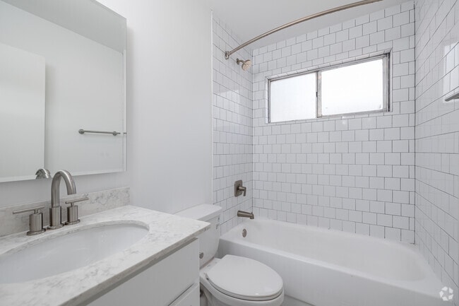 1BR, 1BA - 720SF - Bathroom - The Grant