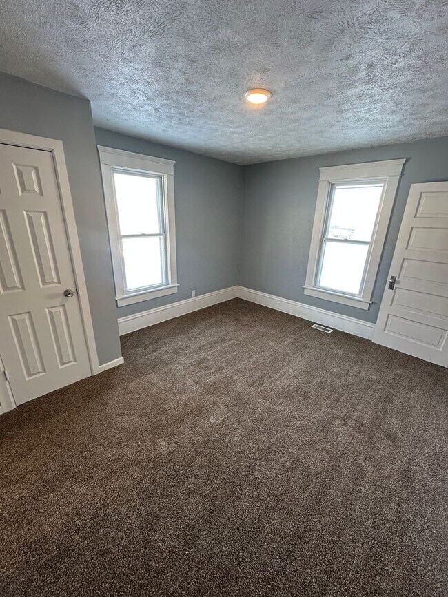 Building Photo - Lease-to-Purchase Fully Updated Home with Garage & Modern Finishes!