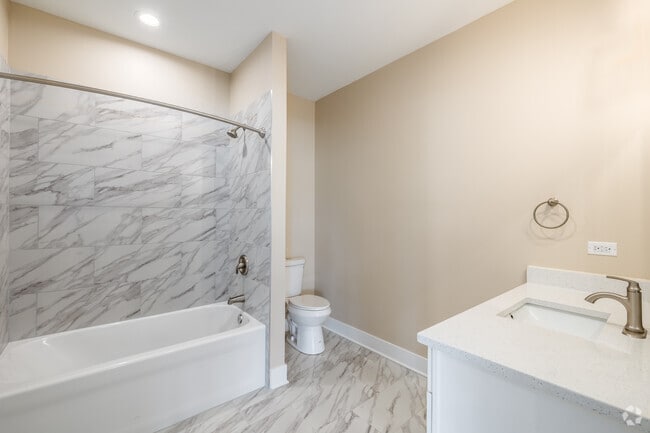 2BR, 1BA - 917SF - Bathroom - 400 S Main Pl