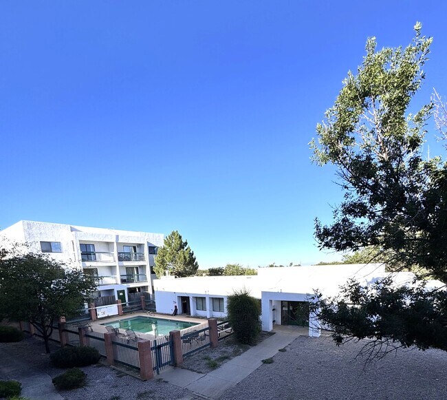 Building Photo - Evergreen Apartments