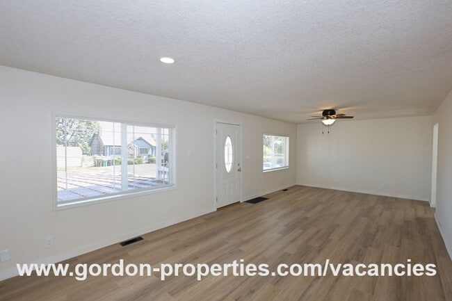 Foto del edificio - Saint Helens OR - upstairs flat 2 bedroom ...