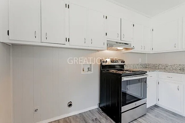 Building Photo - 700 Kester St