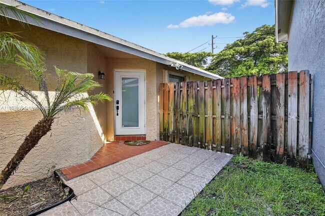 Foto del edificio - 581 Lakeside Cir