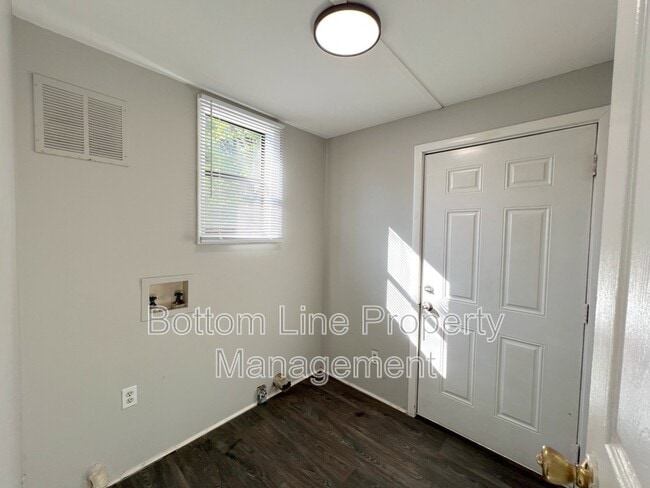 Building Photo - 1529 Newcastle St