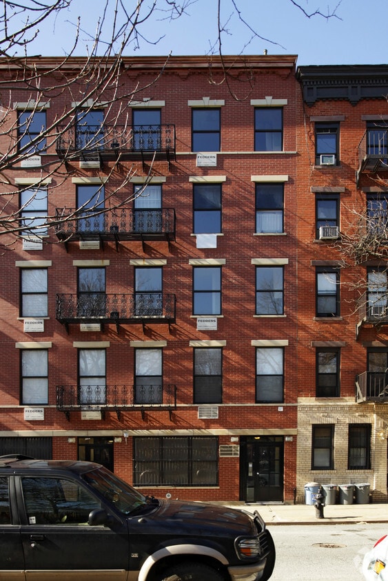 Building Photo - 164 E 7th St