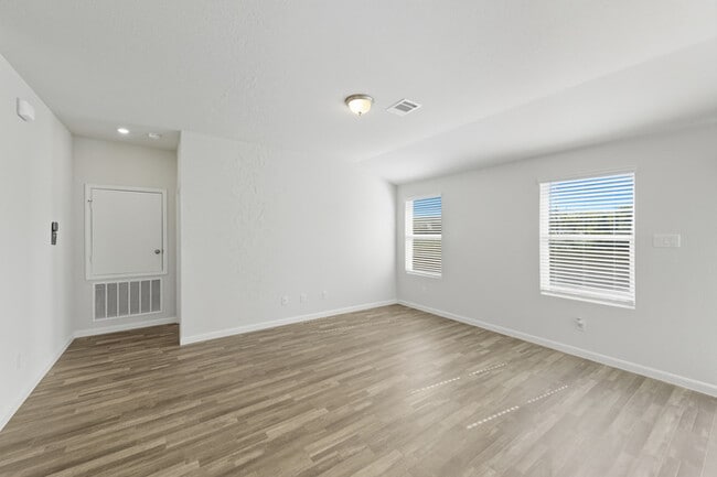 Building Photo - 404 Jameson St