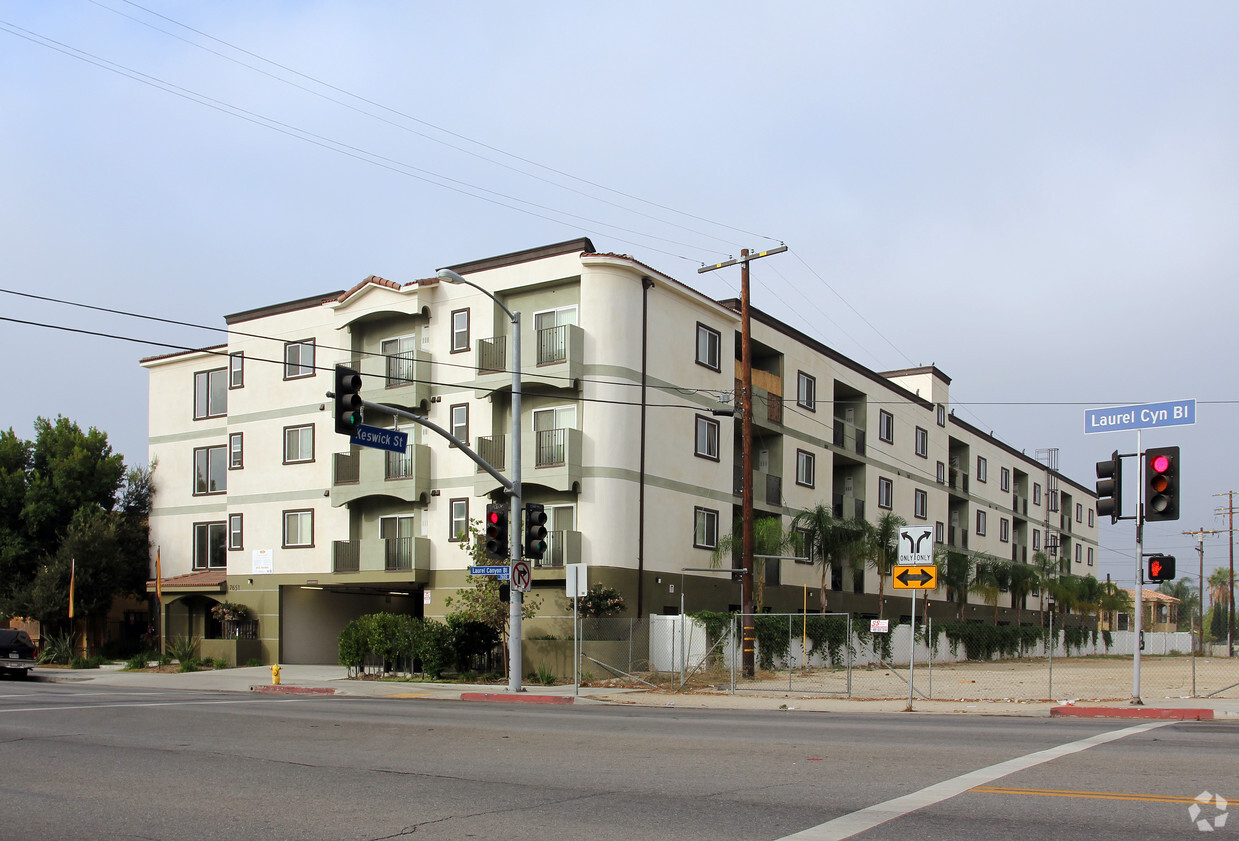 Primary Photo - Laurel Courtyard Apartments