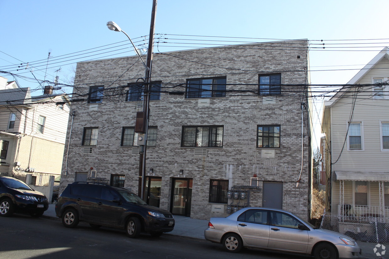 Building Photo - 3632 Olinville Ave