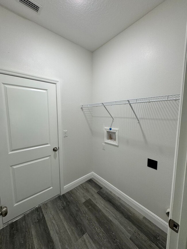 Foto del edificio - Schedule a Tour today! New 3 bed /2 bath 1...