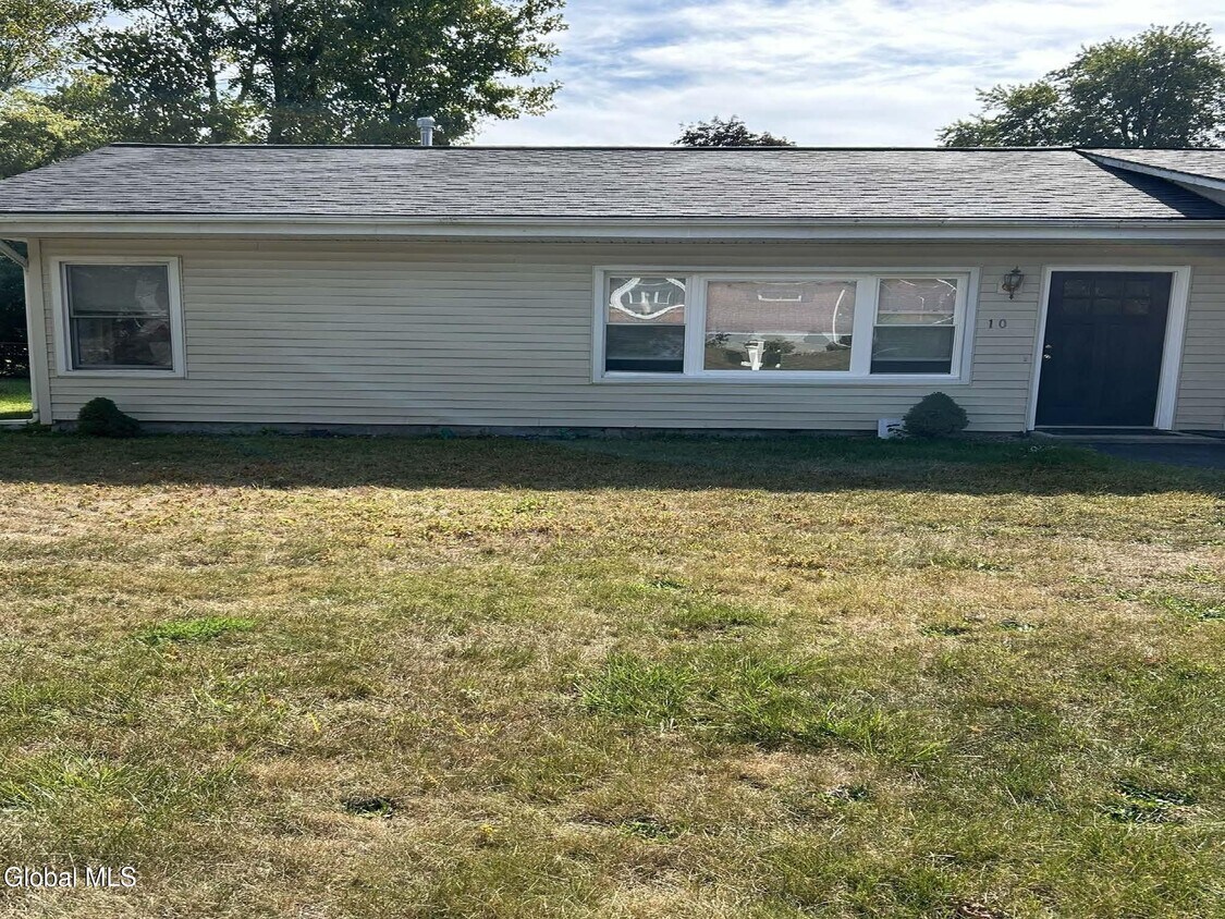 Primary Photo - 10 Grove Pl