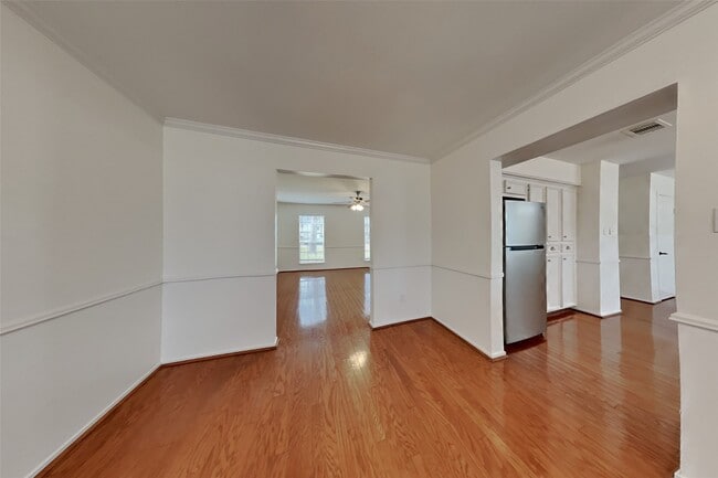 Foto del edificio - 2137 Parkdale Dr