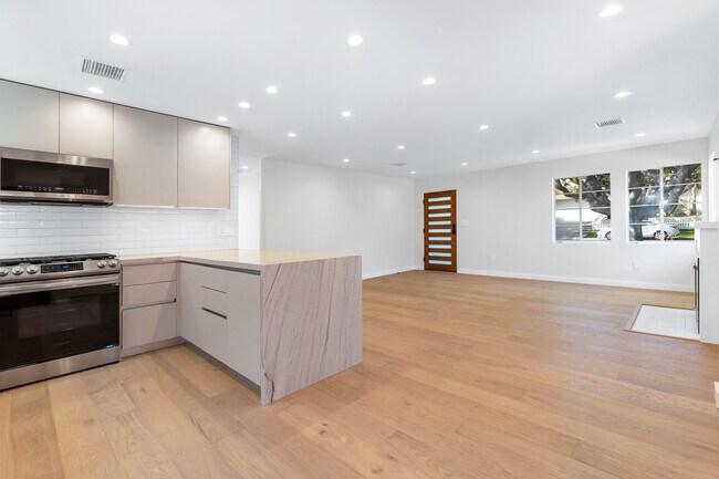 Building Photo - 3444 S Bentley Ave