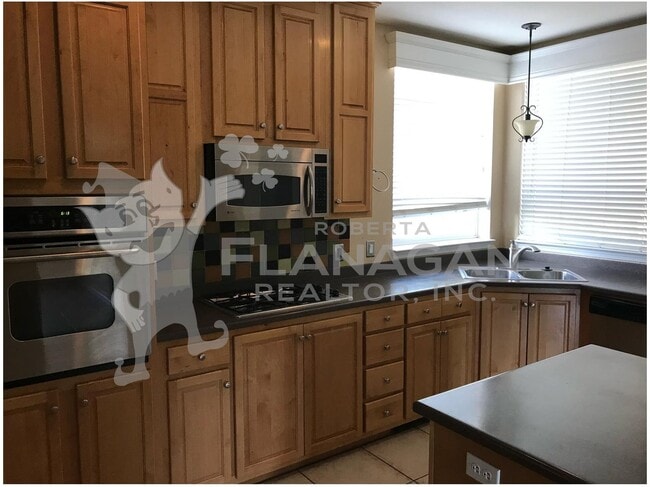 Building Photo - 3 Bed 2 Bath