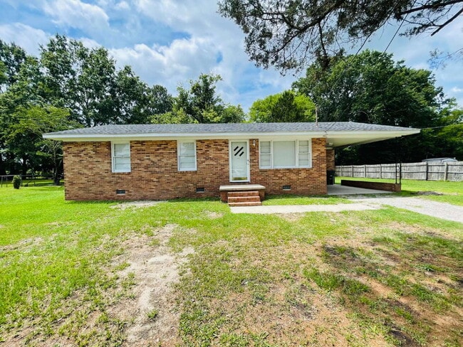 Building Photo - ADORABLE BRICK RANCH IN LAGRANGE *3 BR, 1 BA* NEWLY RENOVATED