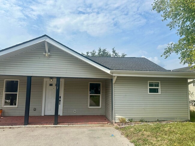 Building Photo - 907 Avenue A