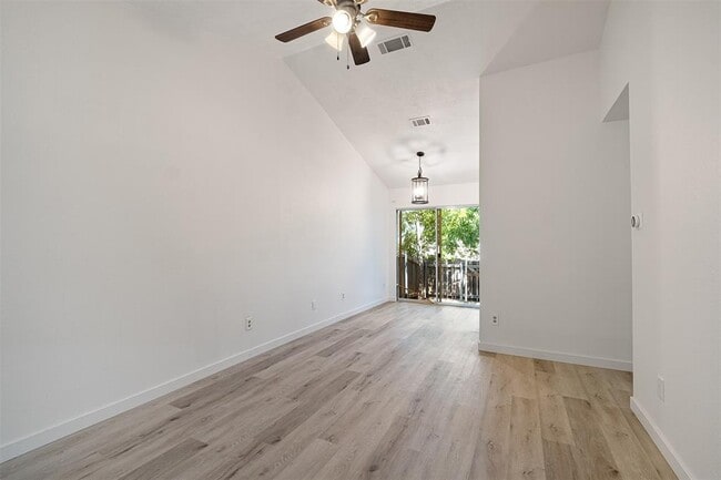 Building Photo - 1015 E Yager Ln