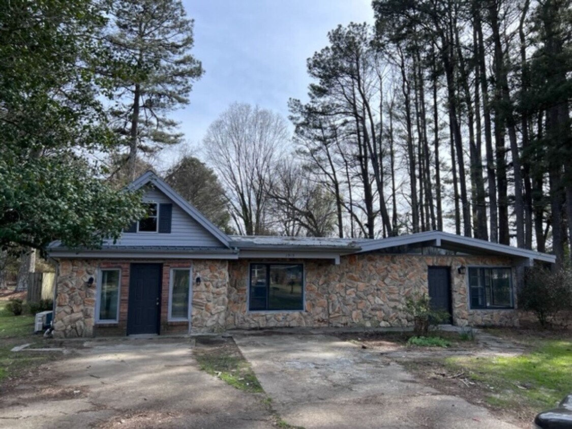 Foto principal - Renovated 4 Bedroom 2 Bath Home for Rent!!
