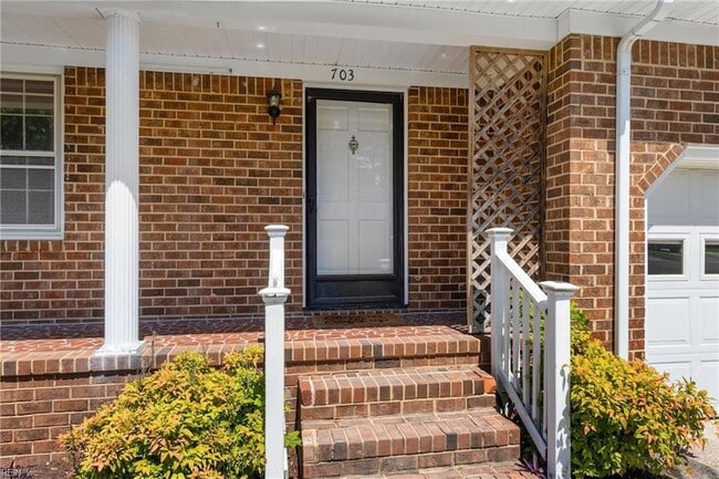 Building Photo - 703 Sir Walter Cir