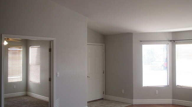 Building Photo - 566 W Princeton Ave