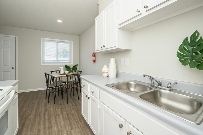 Kitchen/Dining - The Summit at Geyer Springs