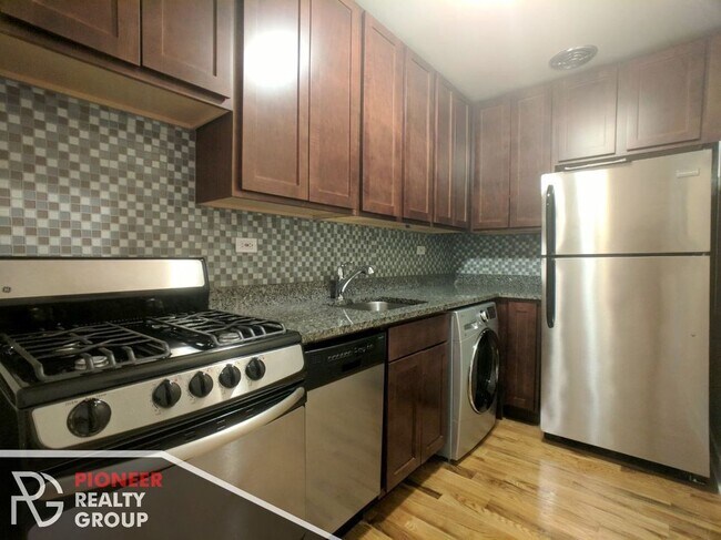 Building Photo - 555 W Arlington Pl