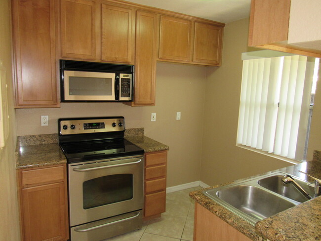 Foto del edificio - Studio-Like Junior One Bedroom in a Quiet ...