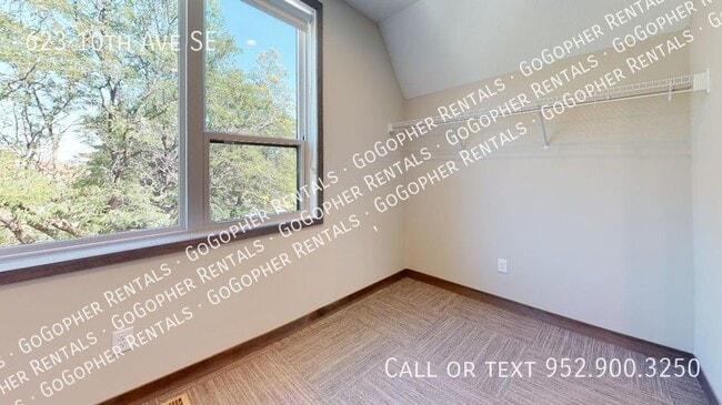 Building Photo - Modern 6 Bedroom Townhome in Dinkytown