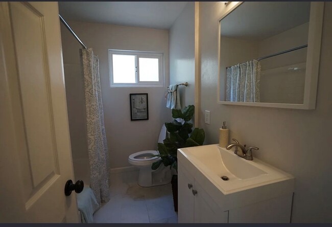 Baño 1 compartido - 2515 Oliver Ave