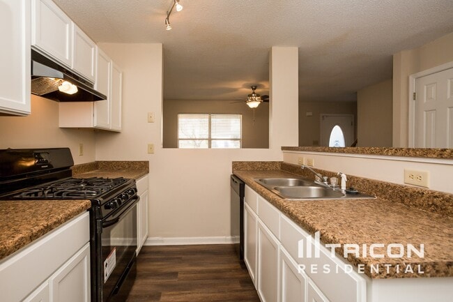 Building Photo - 815 Tramore Dr