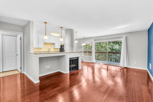 Building Photo - 300 Glenwood Cir