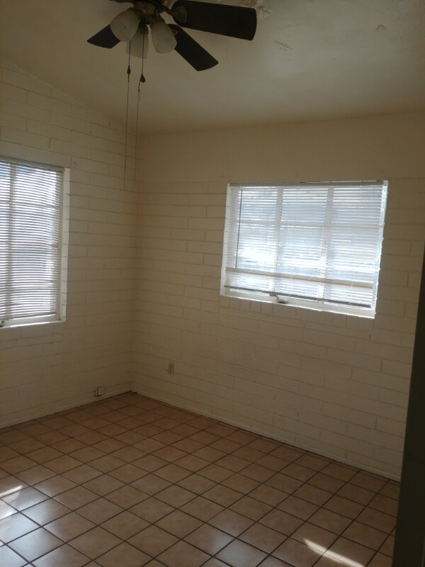 Building Photo - 1325 W Navajo St