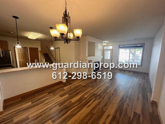 Building Photo - Woodbury Townhouse Available Now, Open Flo...