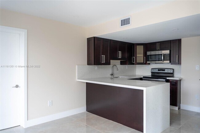 Building Photo - 6476 Miami Lakes Dr