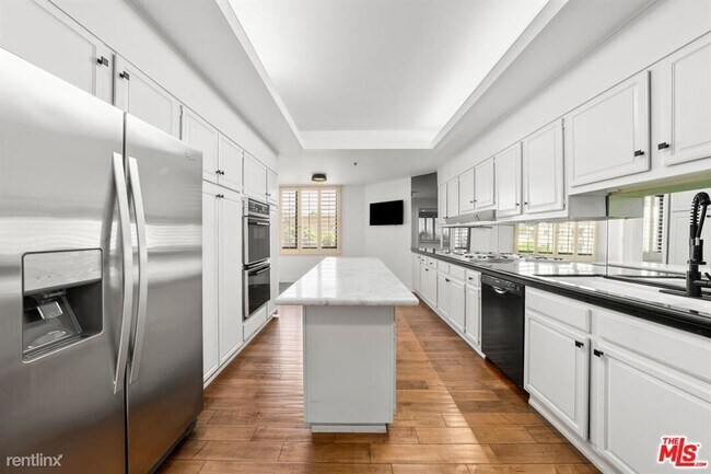 Foto del edificio - 2 br, 2.5 bath Condo - 10560 Wilshire Blvd...