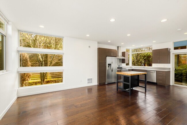 Foto del edificio - Great City Location - Corner 3 Bedroom Tow...