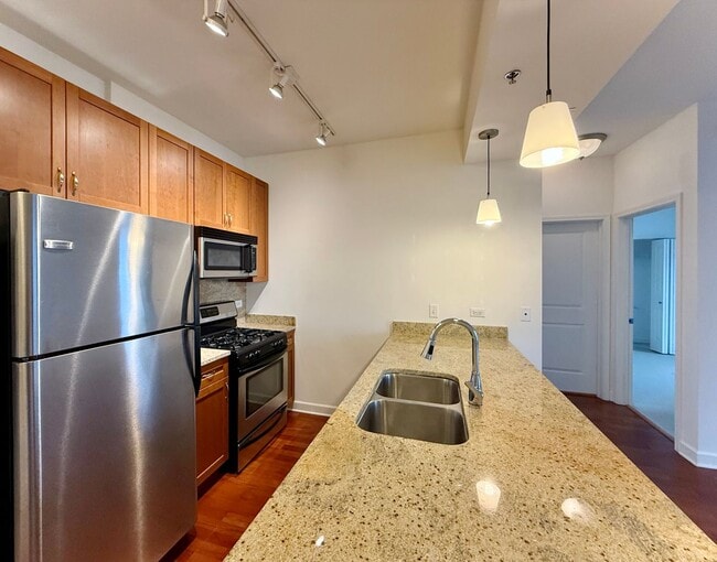 Foto del edificio - Stylish South Loop 1 Bed, 1 Bath w/ Pool, Elevator, Party Room + Extra Storage