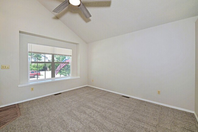 Building Photo - Bright Home with Mountain Views!