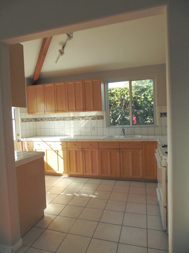 Cocina - 604 Boccaccio Ave