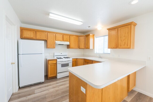 Building Photo - Peaceful Provo Row End Townhome