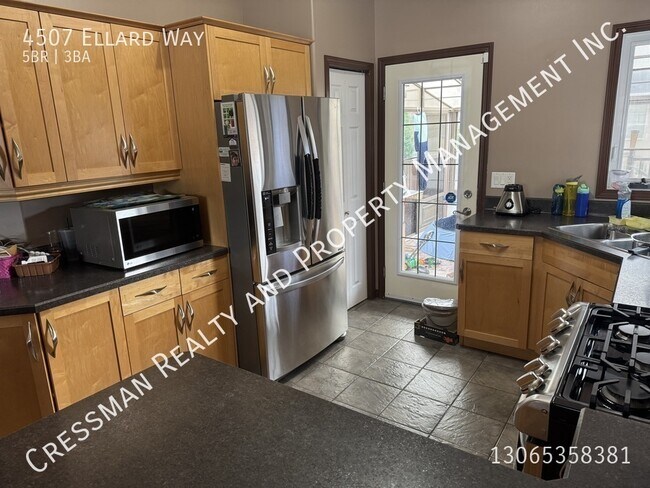 Photo du bâtiment - 5 Bedroom 3 Bathroom Full House in Lakeridge